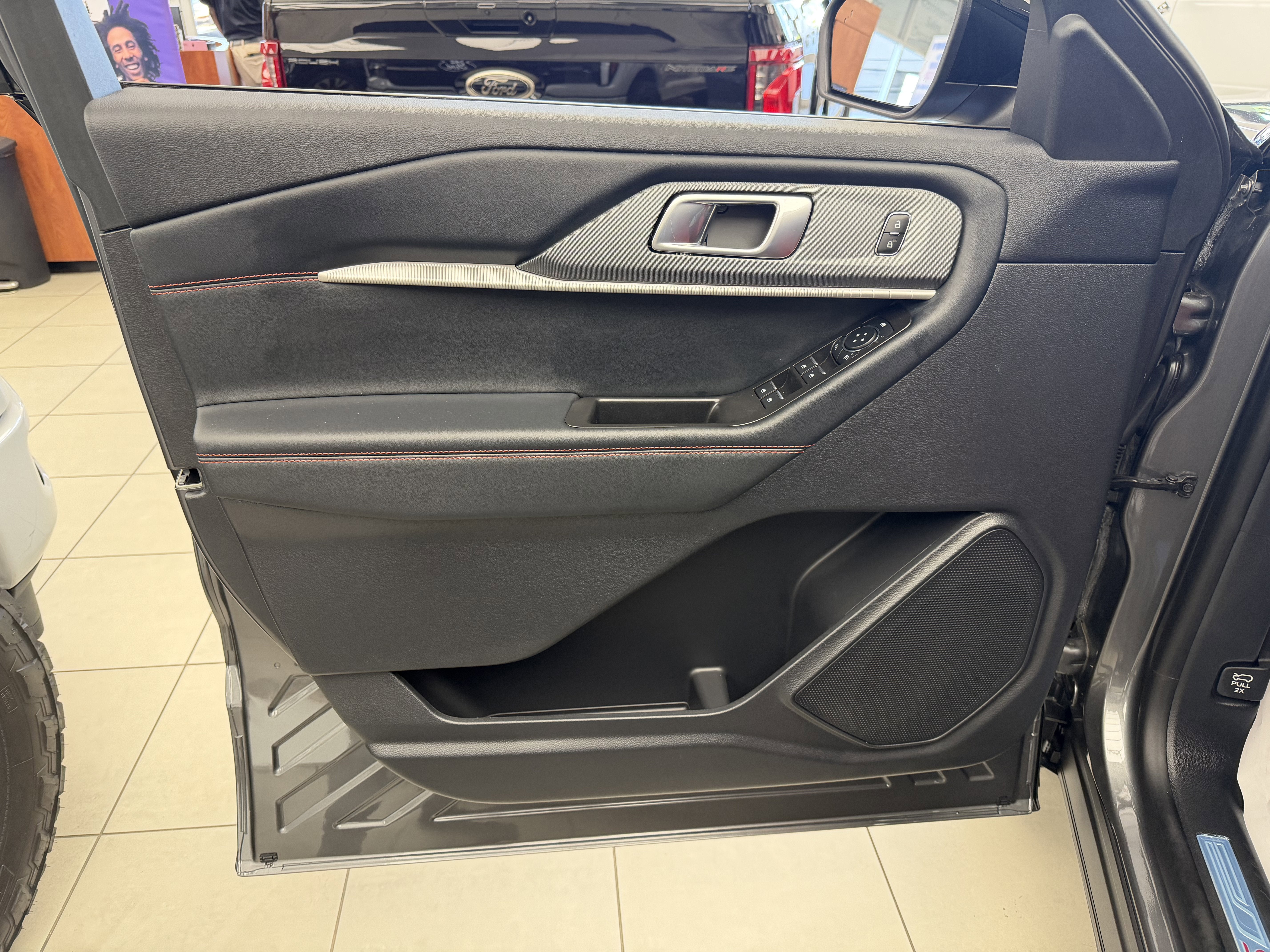 2026 Ford Explorer Custom Black-Top Edition