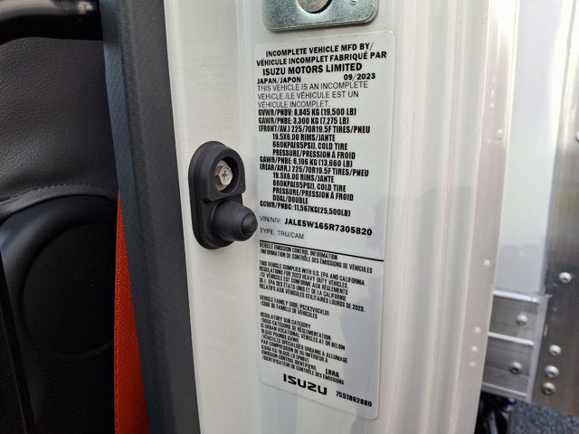 2024 Isuzu NRR 20 FT Box w/ ICC Bumper